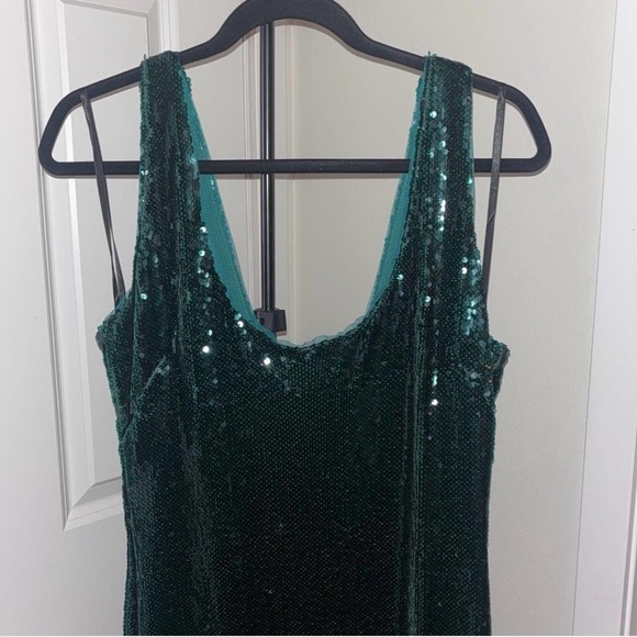 Elegant Green Sequin Dress - Picture 3 of 6